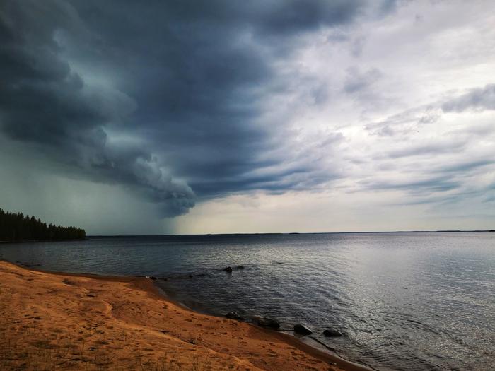 Sadekuuro lähestyy järveä Sadekuuro lähestyy Oulujärveä.