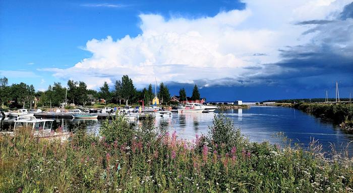 Sadepilviä taivaanrannassa Sadepilviä taivaanrannassa.