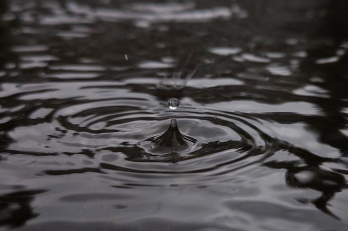 Sadepisara putoaa veteen Sadepisara putoaa veteen.