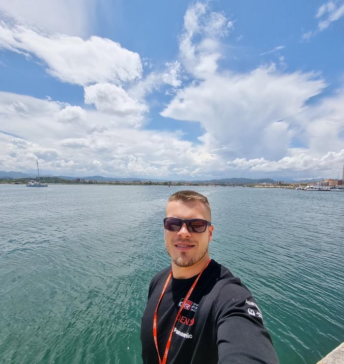 Markus Mäntykannas Rallin osakilpailuissa eri puolilla maapalloa koetaan monenlaista säätä aina kovista helteistä jopa lumisateeseen. Tässä kuvassa meteorologi Markus Mäntykannas on Sardiniassa vuonna 2023.