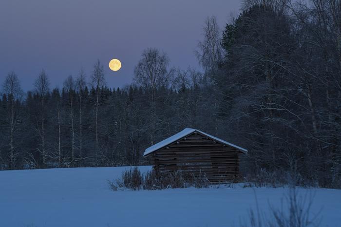Selkeänä talvisena iltana kuu ja lato