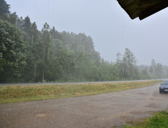 Kesäinen rankka ukkoskuuro.