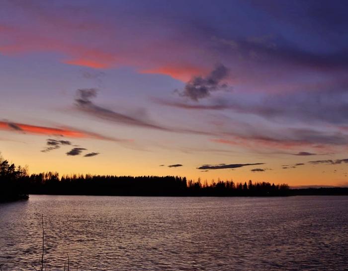 Myöhäisillan värejä maanantaina Pirkanmaan yllä.