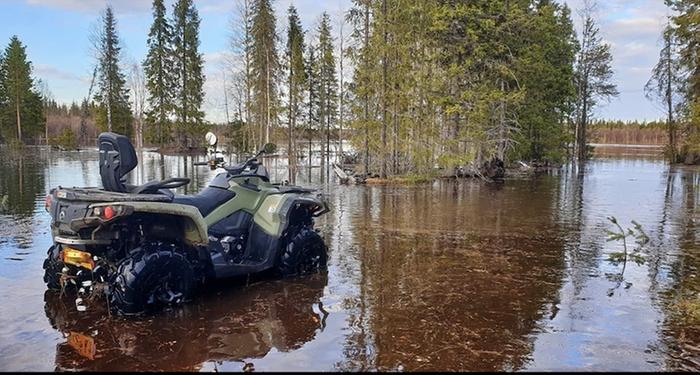 Tulvavesi tunkeutuu maihin Kittilän kunnassa.