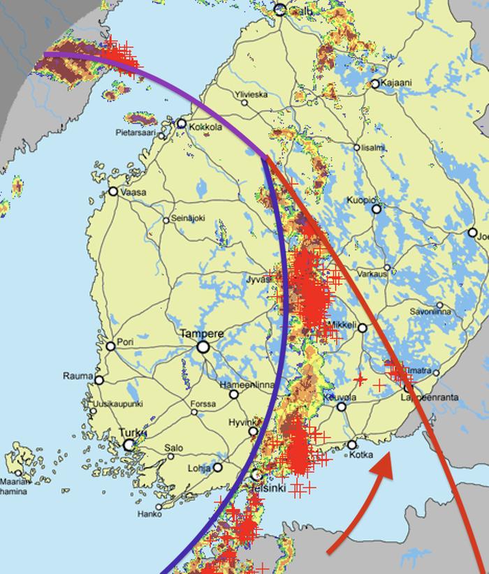 Voimakkaimmat ukkoset syntyvät tänään kylmän rintaman etupuolelle. Kuvassa aamun sade- ja salamatilanne klo 7:00.
