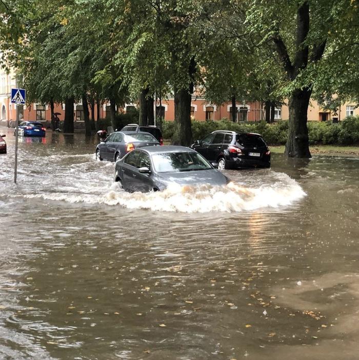 Helsingin kadut tulvivat elokuussa 2019 rankkasateen aikana.