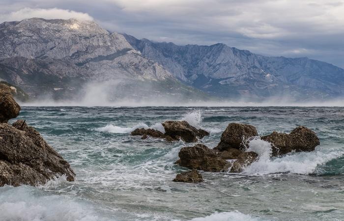 Bora-tuuli puhaltaa voimakkaimmillaan hirmumyrskylukemissa ja se on tuttu ilmiö esimerkiksi Kroatian ja Slovenian rantaviivalla.