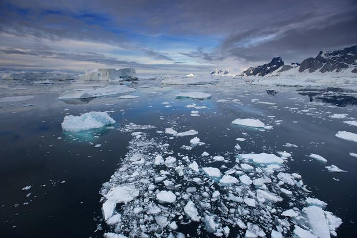 Kun Etelämerellä siirtyy tarpeeksi etelään, vastaan voi tulla jäävuoria. Merivesi on keskimäärin selvästi kylmempää kuin vastaavilla leveysasteilla esimerkiksi Pohjois-Atlantilla.