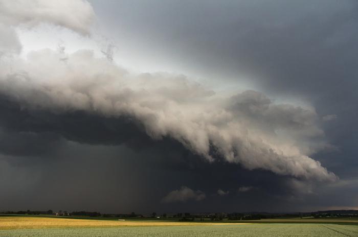 Supersolu-ukkonen lähestyy.