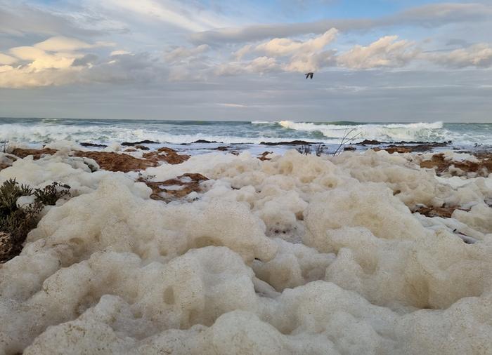 Suurten aaltojen aiheuttamaa vaahtoa.