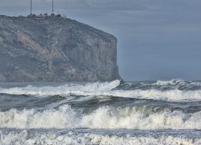 Meri kuohusi voimakkaan matalapaineen myötä itäisessä Espanjassa. Medikaaneissa aallonkorkeus voi nousta jopa yli 10 metriin ja tuulen nopeus yltyy hirmumyrskylukemiin eli se on yli 33 m/s.