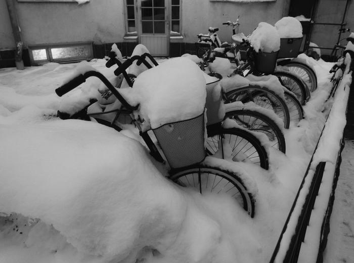 Peittyvätkö polkupyörät ja autot lumen alle Helsingissä viikonlopun kuluessa? Lumikertymän määrään liittyy vielä epävarmuutta, mutta mahdollista se on.