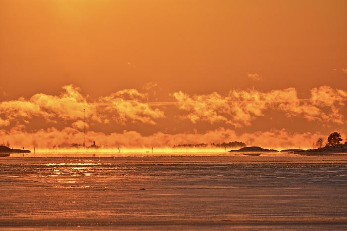 Merisavua Helsingissä kovalla pakkasella.