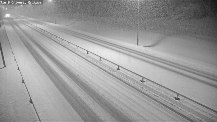 Varsinais-Suomesta kohti Pohjois-Savoa yltävällä vyöhykkeellä on aamulla pyryttänyt lunta. Ajokeli on tänään maan etelä- ja keskiosassa monin paikoin jopa erittäin huono.