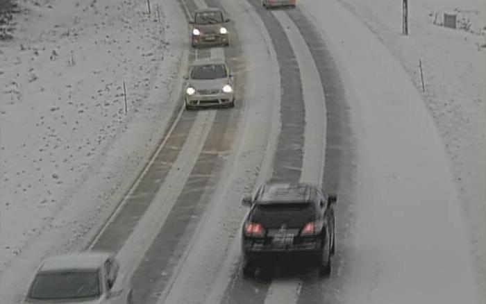 Lumimyräkkä on alkanut perjantai-iltapäivästä jo maan länsiosassa,