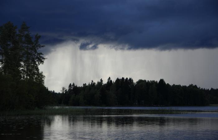 Synkän oloisia sade- ja ukkoskuuroja on liikkeellä tulevana viikonloppunakin.