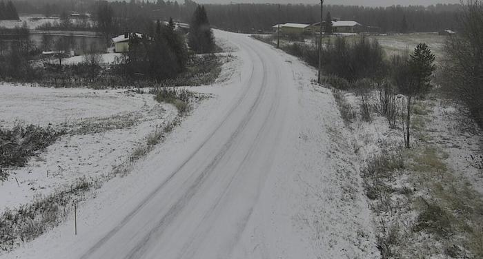 Osa sateista on tullut lauantaina lumena Lapissa, missä ajokeli onkin lauantaina monin paikoin huono. Sateet voivat tulla osittain lumena myös Kainuussa, Koillismaalla ja itäisessä Suomessa sunnuntaiyönä ja -aamuna.