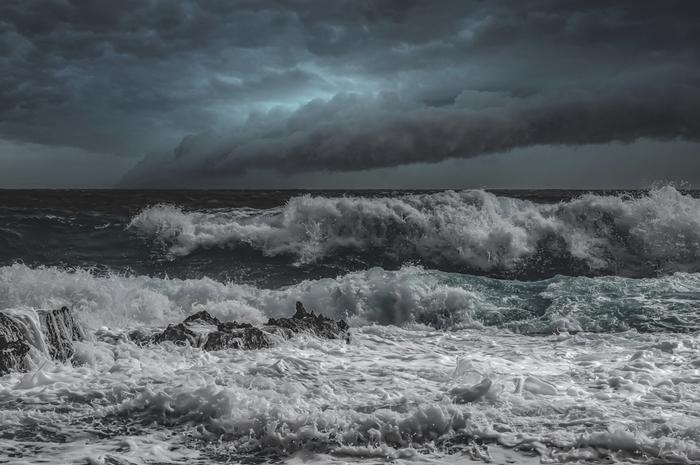 Välimerellä liikkuu ukkoskuuroja.