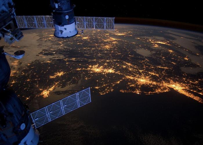 Satelliitti kiertämässä Yhydsvaltoja yöaikana.