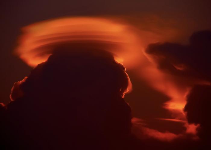 Kuvassa ylimpänä on vuoriston aikaansaama mantelipilvi ja sen alapuolella on todennäköisesti kuuropilvi.