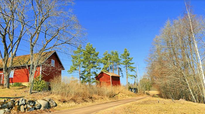 Kevätpäivä Huhtikuussa auringonpaistetta on piisannut. Sademäärät ovat jääneet harvinaisen tai jopa poikkeuksellisen alhaisiksi suuressa osassa Suomea.