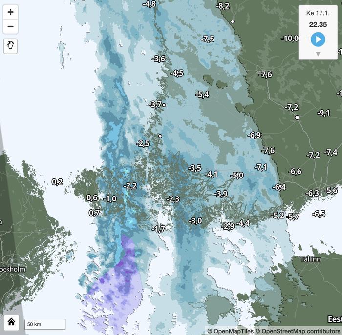 Keskiviikkoiltana Ahvenanmaan ylittäneessä voimakkaassa lumisadenauhassa havaittiin salamointia (kuvassa vaaleansinisellä alueella).