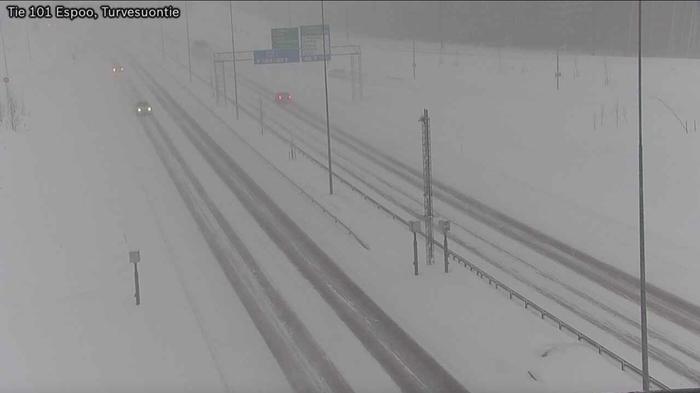 Lumipyry on torstain aikana ollut sakeaa erityisesti eteläisessä Suomessa. Ajokeli on maan etelä- ja lounaisosassa jopa erittäin huono.