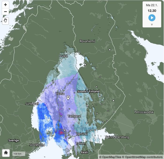Lumipyry on klo 12:30 mennessä levinnyt jo maan etelä- ja länsiosaan. Sadealueen etureunassa tulee lunta (kuvassa vaaleansininen alue), myöhemmin myös räntää (kuvassa lila alue) sekä vettä (kuvassa sininen alue).