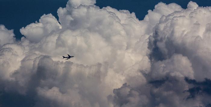 Lentokone pilven äärellä Lentokone suuren kumpupilven äärellä.