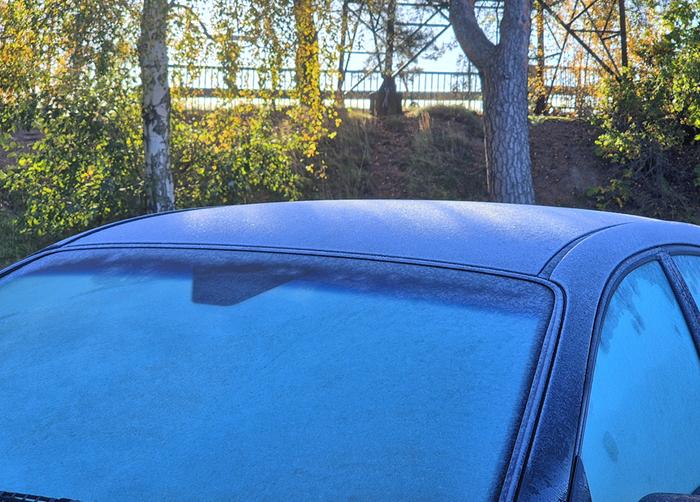 Kuuraa auton pinnoilla kylmän ja selkeän yön jälkeen.