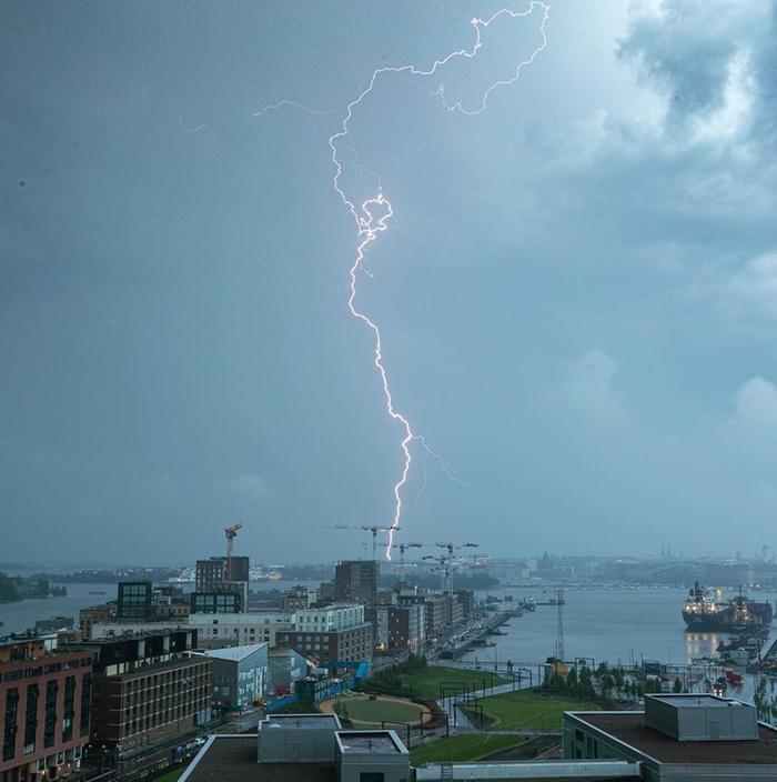 Pääkaupunkiseudulla on salamoinut aamulla runsaasti.