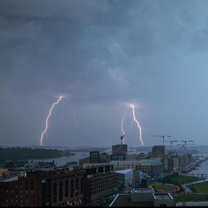 Salamat Helsingin yllä. Raju ukonilma pyyhkäisi pääkaupunkiseudun yli varhaisaamun aikana 18. kesäkuuta 2020.