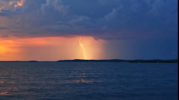 Valoshow Viime päivinä ja vielä loppuviikollakin ukkosta on ilmassa.