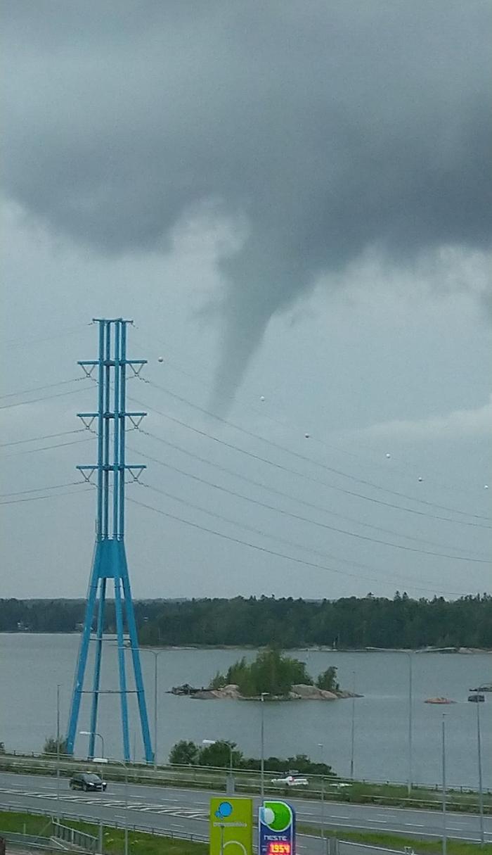 Helsingin Ruoholahdessa näkyvä suppilopilvi torstaina iltapäivällä. Kyseessä saattoi olla myös vesipatsas, jos pyörre on aika ajoin yltänyt vedenpinnalle saakka.