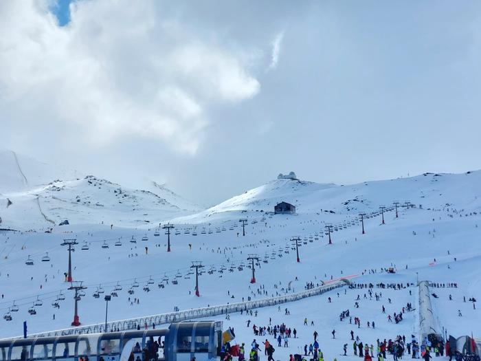 Espanjassa talviurheilu onnistuu Sierra Nevadan vuoristossa sijaitsevassa hiihtokeskuksessa.