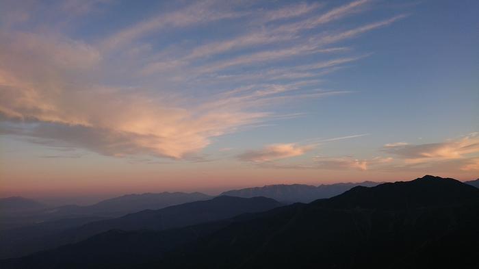 Hämärtyvä ilta helmikuisessa Etelä-Espanjan vuoristossa. Kun auringon lämmitys lakkaa, ilma vuorenrinteillä viilenee ja alkaa laskeutua laaksoihin.