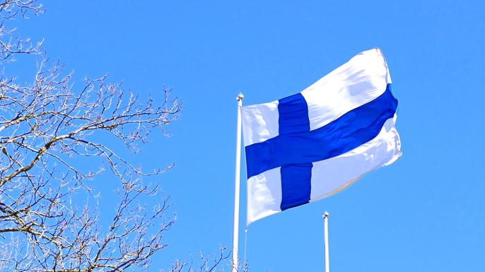 Suomen lippu tuulessa.