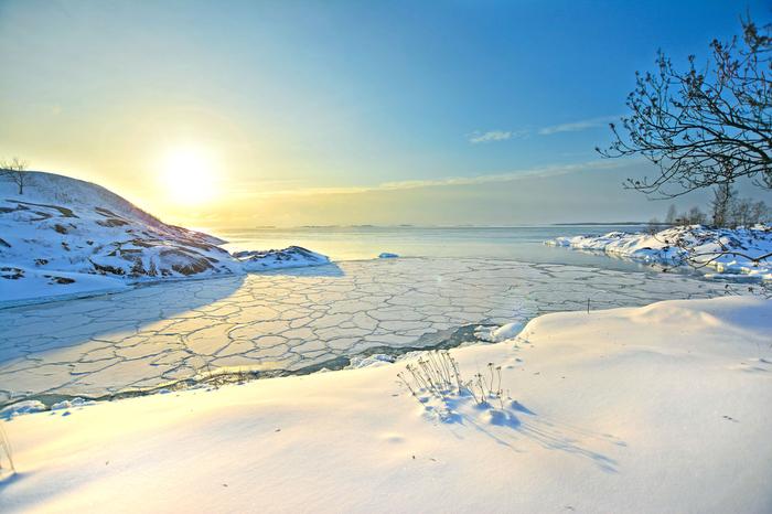 Kylmä talvipäivä Helsingissä sai meriveden jäätymään.