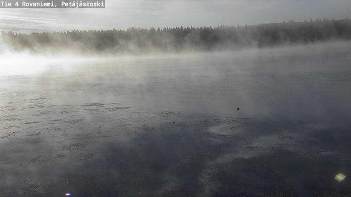 Kelikamerakuva sumuisesta jokimaisemasta. Tie 4 Rovaniemi, Petäjäskoski. Kelikamerakuva sumuisesta jokimaisemasta. Tie 4 Rovaniemi, Petäjäskoski.