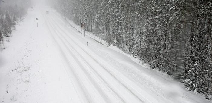 Lumisade huononsi ajokeliä Paltamossa huhtikuun lopussa 2023.