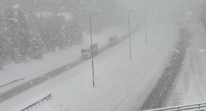 Sakeaa lumisadetta Hyvinkäällä.