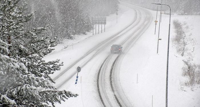 Lumisade huononsi ajokeliä Kärsämäellä huhtikuun lopussa 2023.