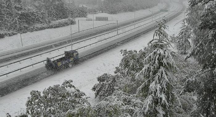 Lumisateita tiellä 4 Keminmaassa syyskuussa 2021.