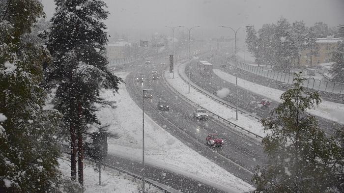 Lumisateita Oulussa syyskuussa 2021.