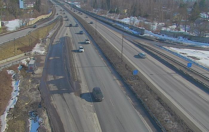 Vantaa Vantaalla aurinko ja lämpöasteet olivat jo sulattaneet lumia maaliskuussa 2022.