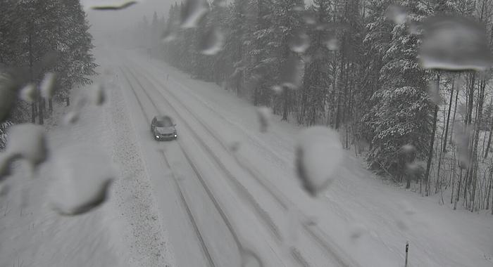 Tie 5 Hyrynsalmi Hyrynsalmella satoi lunta huhtikuun lopussa 2023.