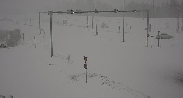 Tie 89 Kuhmo Kuhmossa satoi lunta huhtikuun lopussa 2023.