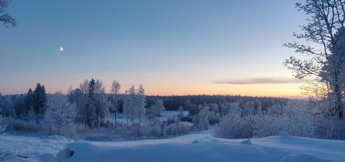 Kirpakka pakkassää auringon laskiessa.