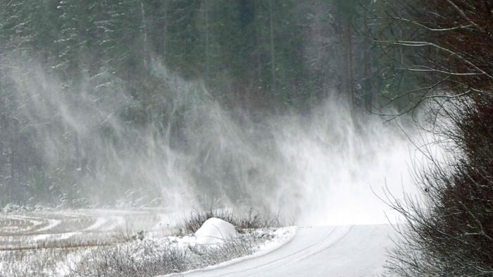 Lumituiskua hiekkatien yllä