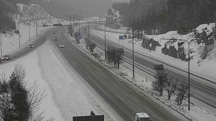 Varsinais-Suomessa osa sateista tulee puolenpäivän jälkeen jo räntänä tai lumena. Ajokeli on Turun suunnalla sohjoinen.